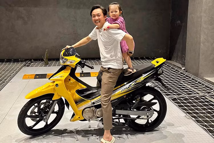 Trong số những bức ảnh được Cường Đô la đăng tải lên mạng có bức ảnh anh ngồi thử lên chiếc xe côn tay Yamaha 125ZR mới cứng được người quen tặng quà sinh nhật và phía sau còn có cô con gái Suchin đang đứng hẳn lên xe, chắc cũng rất thích thú về đồ chơi mới của bố được tặng. 