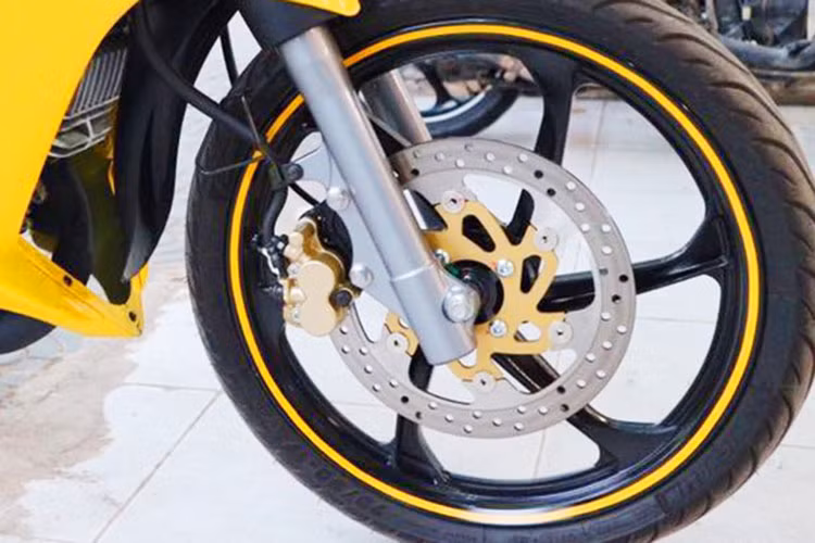 Thiết kế của Yamaha 125ZR đời mới vẫn không có gì thay đổi so với phiên bản tiền nhiệm trước đây, xe với các chi tiết gọn gàng và góc cạnh. Phanh đĩa được trang bị trên cả 2 bánh với kích thước mỗi bánh 17 inch. Xe vận hành bằng hệ thống phun nhiên liệu dạng chế hòa khí. 
