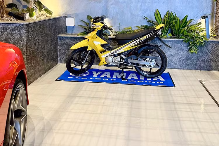 Cường Đô la cũng xác nhận là chiếc xe 2 thì Yamaha 125ZR đời mới này chưa đổ xăng, chưa câu bình và rất tò mò là làm sao có thể mua được. Sau khi nhận món quà sớm siêu ấn tượng của người quen, Cường Đô la nhanh chóng mang chiếc xe 2 thì Yamaha 125ZR ra chụp ảnh cùng dàn siêu xe, xe coupe siêu sang và xe đua đường phố của mình trong garage.