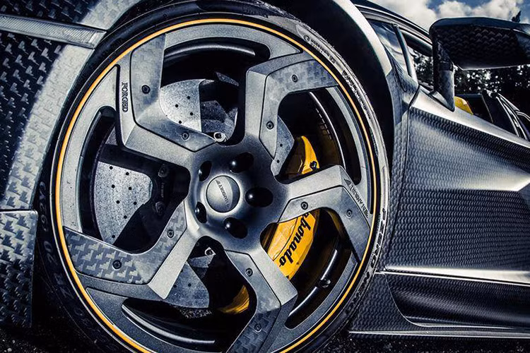 Như cái tên của nó, bản độ này có phần body hầu như làm từ sợi carbon đắt tiền cả phần trước, sau và bên hông cùng các hốc bánh xe và sự xuất hiện của một cánh gió lớn phía sau làm nó trông cực chất.