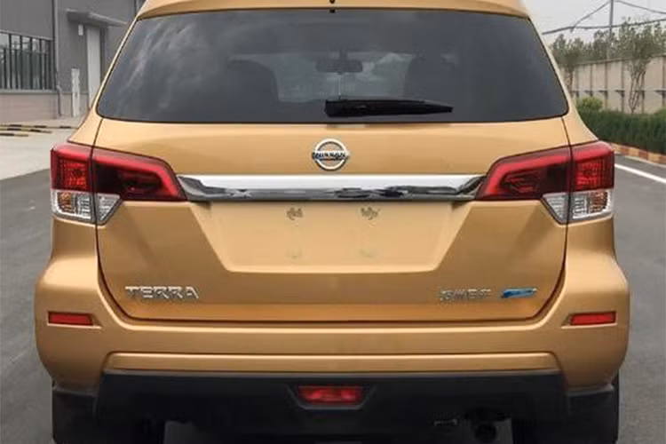 Theo hãng xe ôtô Nissan cho biết, Terra mới vốn là hậu duệ của mẫu SUV Pathfinder thế hệ trước. Đồng thời, mẫu SUV 7 chỗ này cũng là sản phẩm đầu tiên của bộ phận khung gầm và xe thương mại hạng nhẹ LCV trong gia đình Nissan. Bên ngoài, Nissan Terra sở hữu một số nét thiết kế quen thuộc, tương tự như người anh em Navara.