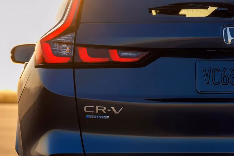 Honda cũng tái thiết kế cửa sau của CR-V thế hệ mới và phía bên dưới là ống xả giả màu bạc. Ngoại thất của phiên bản Honda CR-V Hybrid mà Honda Bắc Mỹ hé lộ có rất ít chi tiết chrome trang trí. 