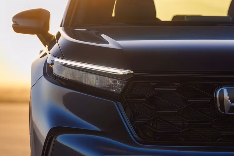 Phần đuôi của Honda CR-V 2023 cũng có nhiều điểm khác biệt so với đời cũ. Cụm đèn hậu của xe dù vẫn có tạo hình chữ L bám sát cột D nhưng được nhà sản xuất tinh chỉnh lại và có đồ hoạ LED hoàn toàn khác.