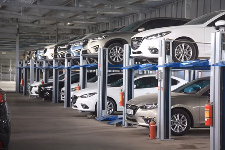 Vị trí đỗ xe rất quan trọng, vì vậy việc để cho chiếc xe phải “đội mưa đội gió" sẽ ảnh hưởng trực tiếp đến độ bền và tuổi thọ của chiếc xe. Theo đánh giá của các chuyên gia thì gara xe chính là nơi bảo quản ôtô tốt nhất, tránh khỏi các tác nhân gây hại như mưa, bụi, các chất gây ăn mòn...
