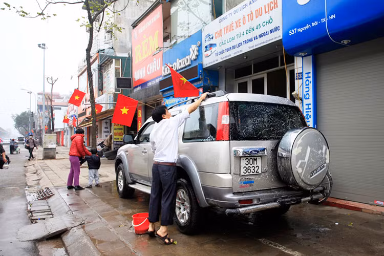 Cách để giữ chiếc xe luôn mới là rửa xe và dọn sạch sau những hành trình. Nếu xe hoạt động trong điều kiện môi trường không tốt như bùn lầy, bụi bặm thì cần chú ý vệ sinh xe nhiều hơn nữa. Trong quá trình vệ sinh xe, cần chú ý tránh việc làm trầy đi lớp sơn làm mất giá trị của xe.