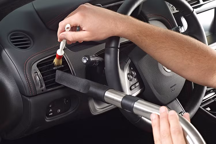 Chăm sóc nội thất ôtô cũng là việc cần thiết phải làm định kỳ. Luôn giữ gìn vệ sinh khoang cabin bằng cách đóng gói cẩn thận các chất lỏng hay thức ăn tránh làm bẩn xe. Thường xuyên kiểm tra và lau chùi nội thất bên trong xe, tránh trường hợp nội thất bị mốc, sờn, rách.