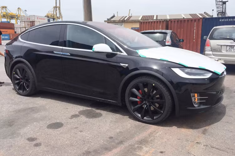 Ra mắt lần đầu vào 9/2015, Tesla Model X 2016 là chiếc xe gầm cao chạy điện đầu tiên trên Thế giới được sản xuất hàng loạt. Nó đồng thời là mẫu xe thứ 3 của hãng xe điện Tesla của Mỹ sau chiếc xe thể thao Roadster và sedan Model S. Là một chiếc xe chạy điện, Tesla Model X được thiết kế với lưới tản nhiệt" phía trước gần như kín hoàn toàn do không có động cơ đốt trong đặt trước.