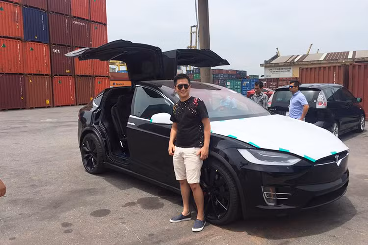 Tại thị trường Mỹ, Tesla Model X có 5 bản trang bị khác nhau là 60D, 75D, 90D, P90D và P100D. Giá bán khởi điểm của xe ở thị trường Mỹ là 74.000 USD, tương đương 1,65 tỷ Đồng. Giá bán cơ bản của chiếc Tesla Model X P100D tại Mỹ là 133.300 USD. Hiện chưa rõ mức giá bán cũng như phiên bản mà chiếc Tesla Model X đầu tiên vừa xuất hiện tại Việt Nam nhưng chắc chắn nó không hề rẻ.