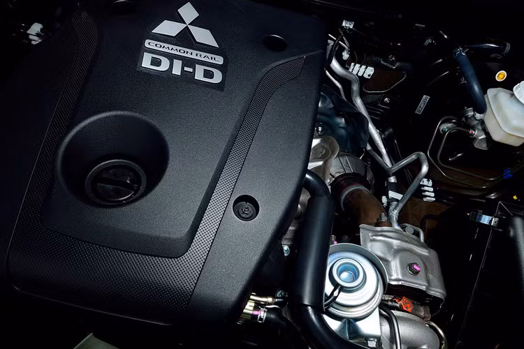 Dưới nắp capo, Pajero tiếp tục được Mitsubishi trang bị động cơ xăng 3.0L V6 từng là mẫu xe mạnh mẽ bậc nhất phân khúc. Tổng dung tích 2.998 cc giúp xe sản sinh công suất tối đa 184 mã lực tại 5250 vòng/phút, mô-men xoắn tối đa 267 Nm ở 4.000 vòng/phút. Kết hợp cùng động cơ là hộp số tự động 5 cấp, hệ dẫn động 4 bánh.