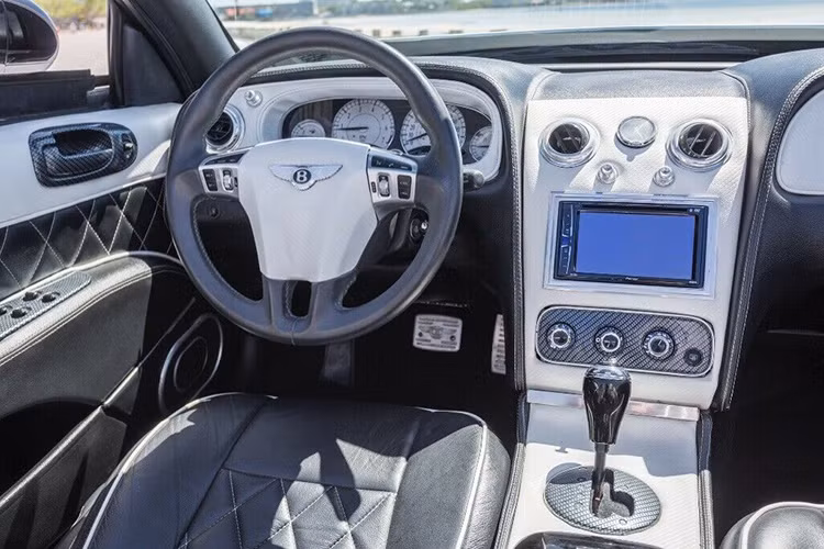 Để có thể biến hóa chiếc Chrysler Sebring độ Bently, chủ nhân của chiếc xe đã cần đến các trang bị gồm: mặt táp lô với một vô lăng chuẩn Bentley, đồng hồ Breitling, chỗ để kính râm, huy hiệu và logo.