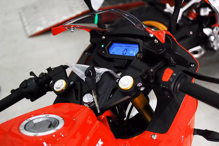 Được thiết kế theo kiểu dáng siêu môtô nhà Ducati, chiếc xe máy côn tay thể thao này được trang bị ghi-đông trọng tâm thấp để đem tới cảm giác lái cá tính hơn. Bảng đồng hồ trên mẫu xe côn tay GPX Demon 150GR vẫn có dạng LCD như "người anh em" Demon 125, tuy nhiên sở hữu thiết kế hơi có một chút khác biệt.