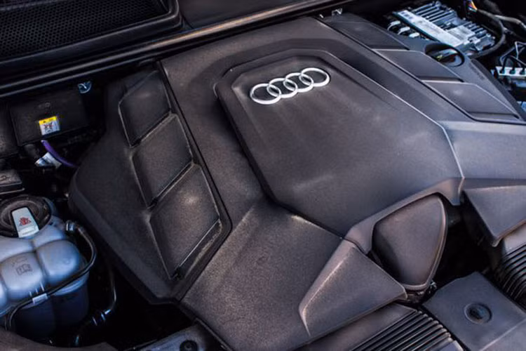 Điểm thú vị trên động cơ diesel V6 của xe chính là công nghệ mild hybrid với mạng lưới điện 40 V, cụm pin lithium-ion và máy phát điện, khởi động chạy bằng dây đai. Hệ thống này cho phép Q8 đạt vận tốc 160 km/h ngay cả khi động cơ ngắt hoàn toàn và thu hồi 12 kW điện trong lúc giảm tốc, giúp lượng nhiên liệu tiêu thụ giảm khoảng 0,7 lít/100 km.
