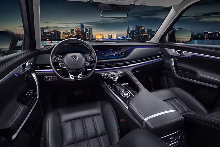 Tương tự ngoại thất, không gian nội thất của Changan CS95 2019 cũng được cải tiến đáng kể so với phiên bản cũ. Thiết kế nội thất tổng thể của Changan CS95 2019 được đánh giá là sẽ thu hút khách hàng trẻ tuổi.