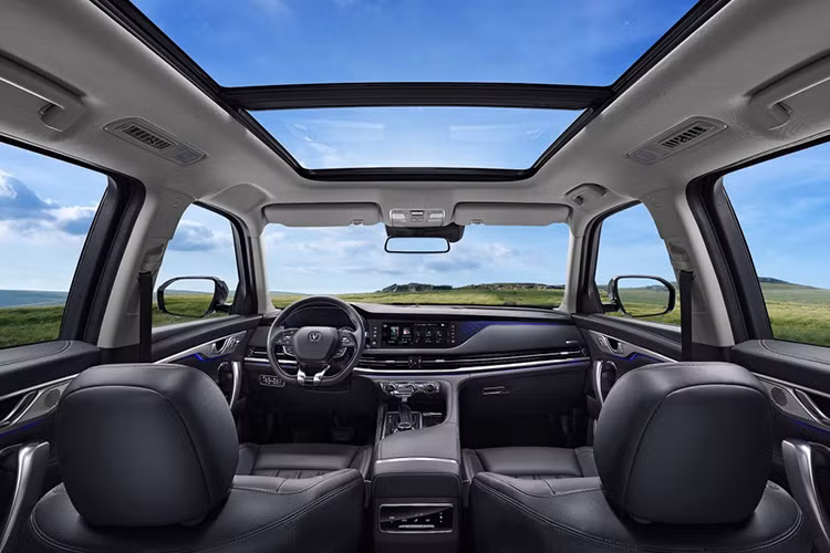 Nằm bên dưới nắp capô của Changan CS95 2019 là khối động cơ xăng 4 xi-lanh, tăng áp, dung tích 2.0 lít, sản sinh công suất tối đa 233 mã lực và mô-men xoắn cực đại 360 Nm. Sức mạnh được truyền tới cả 4 bánh thông qua hộp số tự động 6 cấp.