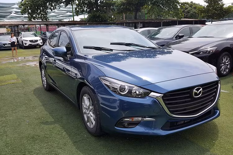 Trong danh sách những xe sedan hạng C bán chạy nhất tháng 10/2017, đáng chú ý nhất là doanh số Mazda3 gần bằng tổng doanh số bán ra của 4 mẫu xe còn lại. Đây là mẫu xe ôtô sedan hạng C được yêu thích nhất phân khúc với doanh số 924 xe, dù giảm 17% so với cùng kỳ năm trước.