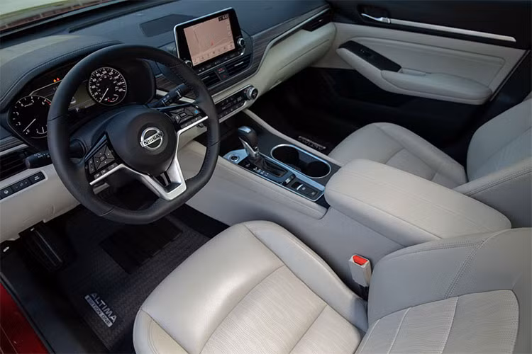 Về nội thất và trang bị, Nissan Altim Edition ONE bản đặc biệt được trang bị ghế bọc da, cửa sổ trời, thảm sàn logo Edition ONE, hệ thống âm thanh cao cấp Bose®, công nghệ hỗ trợ lái bán tự động ProPilot Assist.