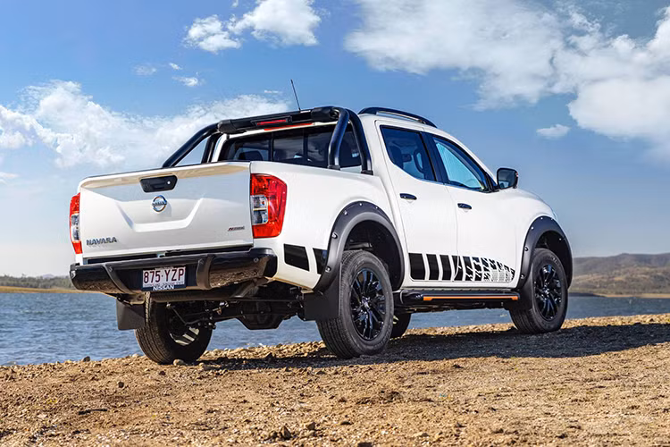 Nissan Navara được trang bị động cơ diesel 4 xi-lanh thẳng hàng dung tích 2.5L sản sinh công suất dao động từ 161-188 mã lực tại 3600 vòng/phút và momen xoắn cực đại 403-450Nm tại 2000 vòng/phút, đi kèm hộp số tự động 7 cấp hoặc hộp số sàn 6 cấp.