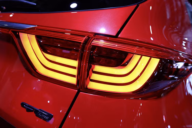 Không những vậy, Kia Sportage còn trang bị một số tính năng an toàn cho người lái như phát hiện điểm mù, cảnh báo chuyển làn đường và hỗ trợ duy trì làn đường.