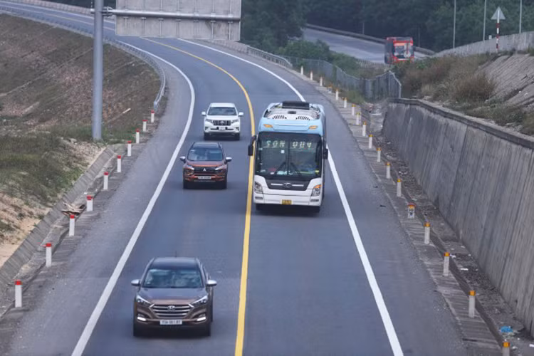 Nhung loi se bi phat nang neu tai xe oto vi pham tren cao toc