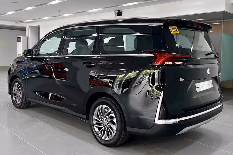 Đáng tiếc là trang bị an toàn của xe khá cơ bản với 4 túi khí, hệ thống cân bằng điện tử, kiểm soát hành trình, cảnh báo áp suất lốp, cảm biến lùi, camera lùi và hỗ trợ khởi hành ngang dốc. Xe không có các tính năng an toàn chủ động ADAS như GAC M6 Pro và Toyota Innova Cross.