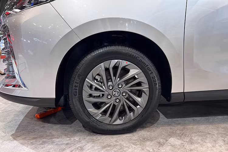 Ngoài ra, xe còn có những đường dập gân nổi bật trên nắp ca-pô và sườn xe. Vành la-zăng 17 inch, khá nhỏ so với tổng thể. Tương tự các mẫu MPV cỡ trung khác tại Việt Nam, MG G50 vẫn dùng cửa sổ truyền thống thay vì cửa lùa chỉnh điện bên sườn. Xe có cửa cốp thẳng đứng, cánh gió mui tích hợp đèn phanh trên cao và cụm đèn hậu gọn gàng.
