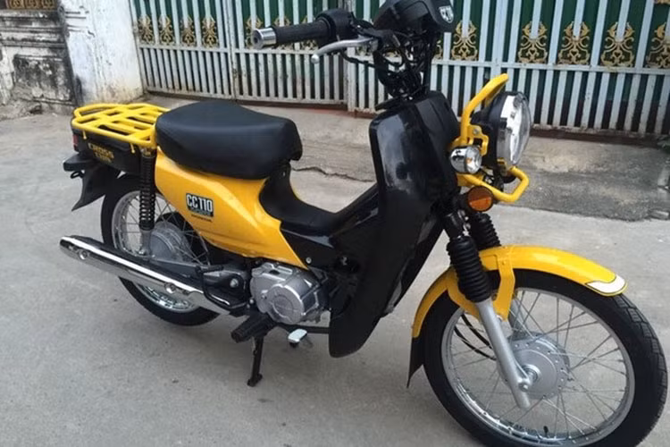 Thực tế dòng xe máy phổ thông cỡ nhỏ Honda Cross Cub này từng xuất hiện tại Việt Nam thông qua một số người chơi xe nhỏ lẻ tự nhập về, sau đó nó mới được một số doanh nghiệp tư nhân nhập về theo nhu cầu. Phiên bản 2017 vừa được một đại lý ở Sài Gòn nhập về với đủ 3 màu vàng, đỏ và đen. Thiết kế không khác biệt nhiều so với phiên bản trước.