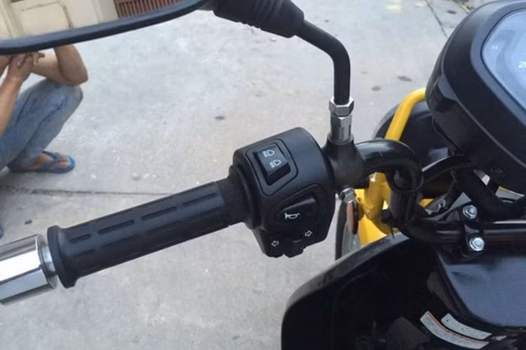 Các chi tiết trên tay lái của xe không có nhiều thay đổi. Là một mẫu xe mới của thương hiệu xe máy Honda, Cross Cub 110 vẫn sở hữu các nút bấm như các mẫu xe đình đám của thương hiệu Nhật Bản đời mới nhất.