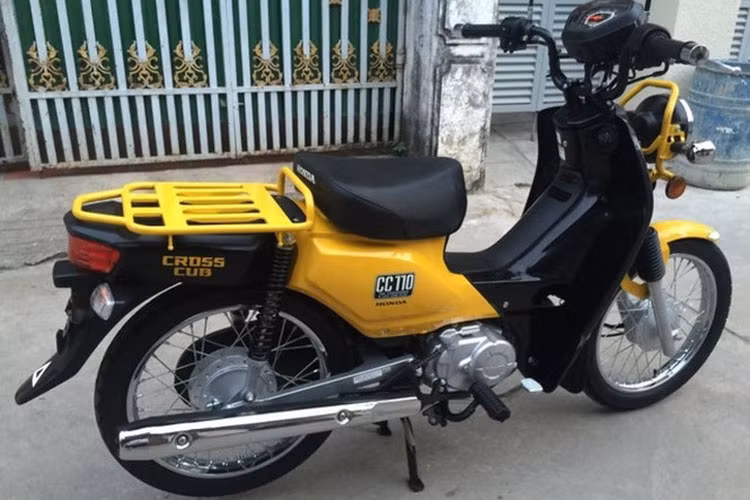 Honda Cross Cub 110 2017 phiên bản mới về Việt Nam có ngoại hình khá giống với chiếc Cub CT 110 năm 1980. Xe sử dụng hệ thống giảm xóc trước ống lồng hành trình ngược, giảm xóc lò xo trụ sau, phanh tang trống. Chiều cao yên xe khoảng 764 mm và khoảng sáng gầm 135 mm.