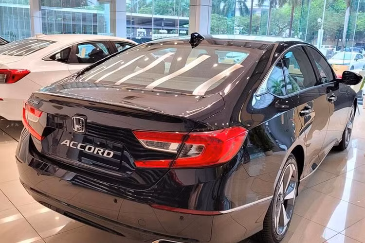 Honda Accord tiep tuc giam gia toi 220 trieu dong, kho thoat e-Hinh-3