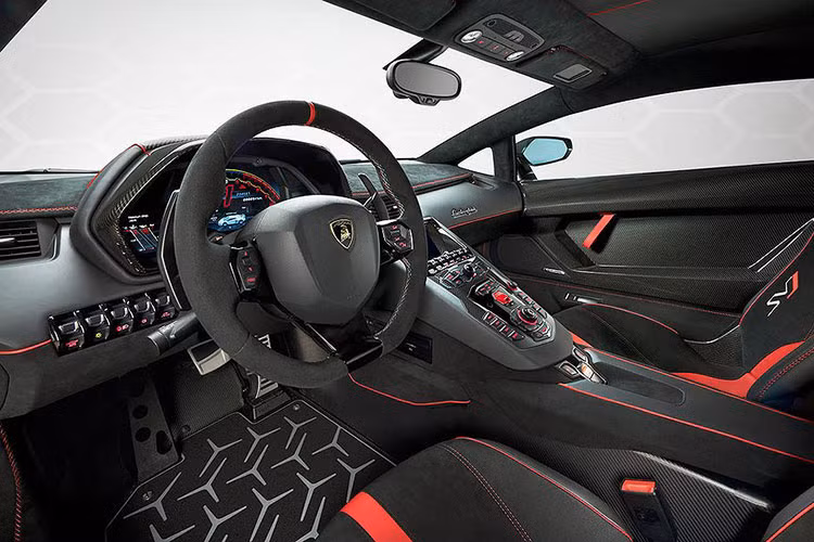 Một trong những điểm nhấn không thể bỏ qua của Lamborghini SC18 Alston chính là cánh gió đuôi cỡ lớn làm từ sợi carbon bền, nhẹ và đắt tiền. Cánh gió này có 3 vị trí nhưng lại phải chỉnh bằng tay, giúp tăng lực ép xuống mặt đường hoặc giảm lực cản không khí khi đua tốc độ.