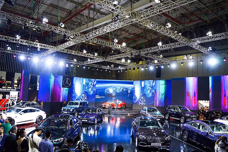 Ngoài dàn xe hùng hậu, hãng xe sang Mercedes-Benz còn ghi dấu với sự chăm chút trong từng chi tiết ở mỗi khu vực. Bên cạnh khu vực chính đón khách Star Lounge, không gian trưng bày mẫu xe Mercedes-Maybach kết hợp phòng khách VIP cũng là một điểm nhấn đặc biệt khi được trang bị nội thất cao cấp cùng những trải nghiệm đẳng cấp xứng tầm.
