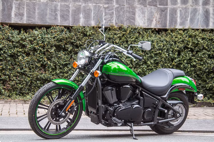  Kawasaki Vulcan 900 Custom phiên bản 2018 vừa chính thức có mặt tại Việt Nam. Theo đó, mẫu xe Cruiser mang thương hiệu Kawasaki vừa được một nhà phân phối tư nhân nhập khẩu trực tiếp từ Mỹ về TP HCM. Đây cũng là những chiếc Vulcan 900 Custom 2018 đầu tiên về nước.