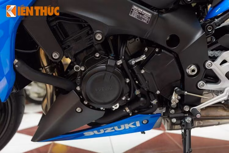 GSX-S1000 sở hữu động cơ 4 xi-lanh, DOHC, dung tích 999 cc, làm mát bằng dung dịch, với trục cam được cải tiến và được trang bị hệ thống bướm ga đôi - cho công suất 145,6 mã lực tại 10.000 vòng/phút và mô-men xoắn cực đại đạt 106 Nm tại 9.500 vòng/phút. đi kèm hộp số 6 cấp.