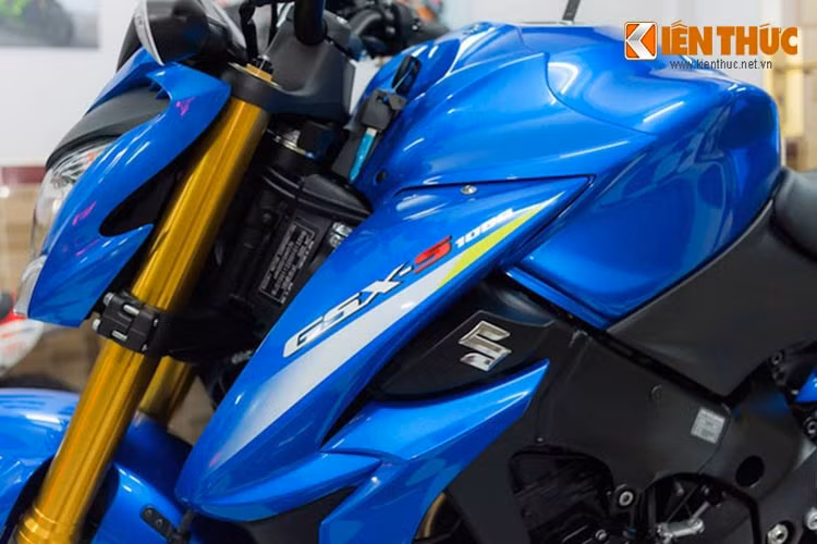 Xe sở hữu ốp đèn pha màu xanh, trùng tông màu với thân xe. Xi nhan trước được đặt lên cao ngay sát với phần đồng hồ báo tốc độ. Cặp phuộc trước upside-down KYB với kích thước 43 mm, phuộc đơn phía sau hiệu Showa.