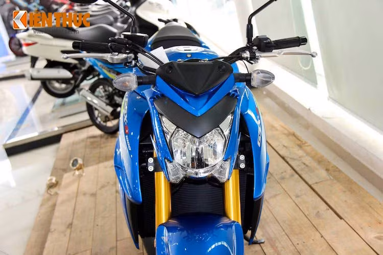 Nếu so với đối thủ “ồn ào” tại Việt Nam là Kawasaki Z1000, Suzuki GSX-S1000 sở hữu thiết kế ngoại hình mềm mại, nhã nhặn hơn nhưng vẫn lôi cuốn với các chi tiết cường tráng vạm vỡ.