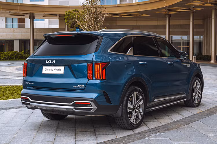 Giá xe Kia Sorento Signature hybrid là 1,539 tỷ đồng. Động cơ xe KIA Sorento HEV là sự kết hợp giữa cỗ máy xăng SmartStream 1.6 tăng áp, sinh công suất 178 mã lực kèm mô-men xoắn 265 Nm và máy điện có công suất tối đa 44.2 kW (60 mã lực) kèm 264 Nm mô-men xoắn. Cùng với đó là bộ pin công nghệ Lithium-ion Polymer có dung lượng 1,49 kWh. 