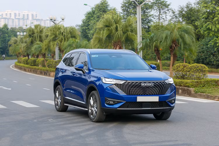  Haval H6: 234 triệu đồng Dẫn đầu đợt giảm giá xe hybrid sâu nhất trong tháng 12 là Haval H6 với mức giảm lên tới 234 triệu đồng. Qua đó, đưa giá xe Haval H6 trở về mức chỉ từ 862 triệu đồng thay vì 1,096 tỷ đồng như niêm yết. Ngoài ra, khách hàng chọn mua mẫu SUV cỡ C này còn được tặng thêm gói bảo dưỡng trị giá 50 triệu đồng. 