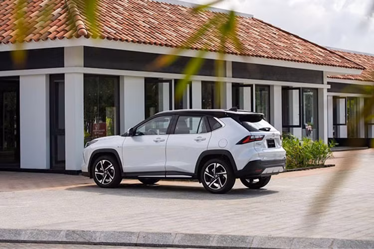 Toyota Yaris Cross là mẫu xe tiên phong trong phân khúc SUV cỡ B trang bị động cơ hybrid. Cỗ máy này là sự kết hợp giữa động cơ xăng 1.5L (công suất 90 mã lực) và 1 động cơ điện (79 mã lực), đi kèm hộp số tự động vô cấp CVT. Xe có chế độ lái thuần điện và sử dụng pin Li-ion hoàn toàn mới nên đạt mức tiêu hao nhiên liệu vô cùng ấn tượng, chỉ 3,56 lít/100km trong điều kiện đường đô thị.