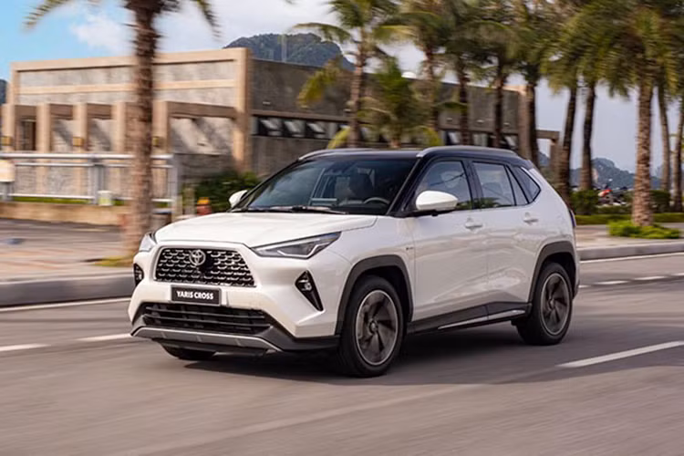  Toyota Yaris Cross: 100 triệu đồng Tại một số đại lý khu vực Hà Nội, khách hàng mua xe Toyota Yaris Cross nhận được ưu đãi lên tới 115 triệu đối với bản Hybrid (giá niêm yết từ 838 triệu đồng), bao gồm hỗ trợ 100% lệ phí trước bạ, giảm tiền mặt, tặng bảo hiểm thân vỏ và phụ kiện như film cách nhiệt, camera hành trình, phủ gầm, phủ nano,... Còn tại mộ số đại lý khu vực TP. HCM khách hàng mua xe Yaris Cross Hybrid nhận được ưu đãi 110 triệu đồng.