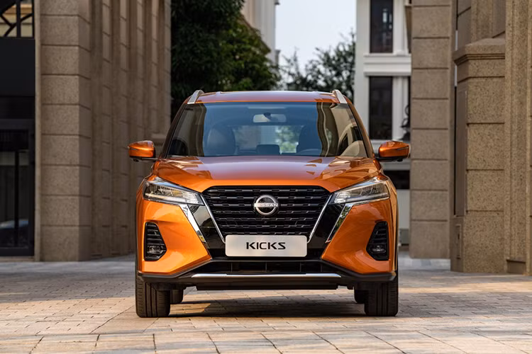  Nissan Kicks e-Power: 150 triệu đồng Cùng với ưu đãi 100% phí trước bạ từ hãng, phía đại lý cũng áp dụng nhiều chương trình kích cầu hấp dẫn dành cho khách mua xe Kicks e-Power như 50% lệ phí trước bạ, phụ kiện theo xe..., đưa tổng giá trị ưu đãi lên tới 150 triệu đồng. Nhờ đó, giá xe Kicks e-Power trên thực tế nằm ở mức thấp hơn nhiều so với số niêm yết 789 - 858 triệu đồng.