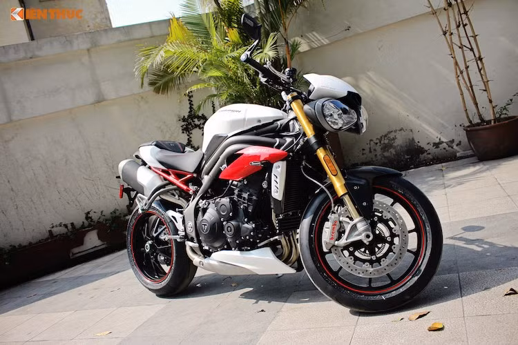 Loạt xe Speed Triple R 2017 thế hệ mới, chính hãng đầu tiên xuất hiện tại Việt Nam đã được đưa về bởi showroom môtô Triumph tại Việt Nam ở TP HCM với mức giá niêm yết là 699 triệu đồng. So với loạt xe tại các dại lý tư nhân, nó có giá cao hơn khoảng 85 triệu đồng - đại lý tư nhân bán ra 619 triệu (Ảnh: xe Triumph tại cửa hàng môtô Đức Quảng Ngãi).