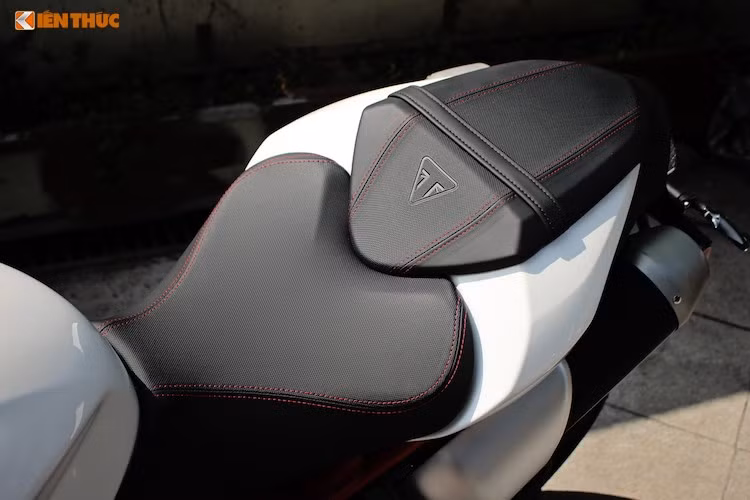 Phần đuôi của Speed Triple R được thiết kế vuốt cao giống như những chiếc sportbike đầy chất thể thao. Chiều cao yên của xe tới mặt đất là 825 mm, trong khi trọng lượng khô của Speed Triple R đạt 192 kg. Dù là dòng xe dành cho châu Âu nhưng những người Việt cao trên 1m70 vẫn "nài" Speed Triple R khá dễ dàng với tư thế ngồi thoải mái và 1 chân có thể chống hoàn toàn trên mặt đất.