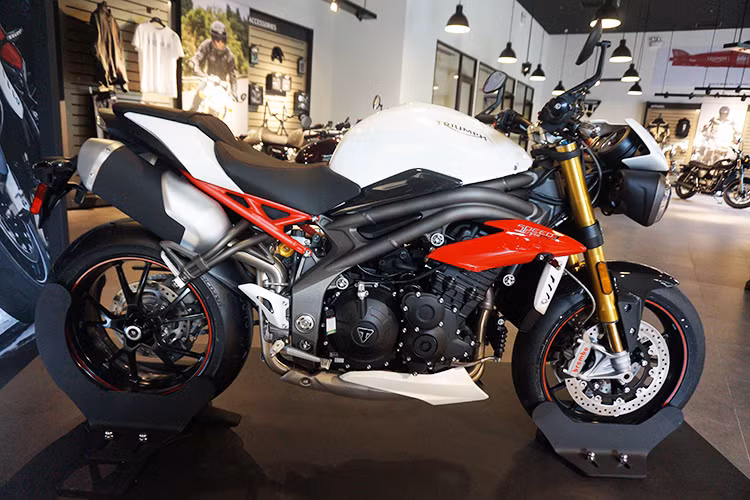 Tại thị trường môtô Việt Nam, dù Triumph chỉ sắp được phân phối chính hãng nhưng "tên tuổi" của dòng xe này vẫn được dân chơi môtô biết tới bởi cảm giác điều khiển cực kỳ kích thích so với các dòng naked bike PKL cùng dung tích, thậm chí còn được đánh giá là khá "hỗn". Được bán với 2 phiên bản là S và R, Triumph Speed Triple R hiện tại là bản cao nhất của dòng xe, sử dụng những phụ tùng "hàng hiệu".