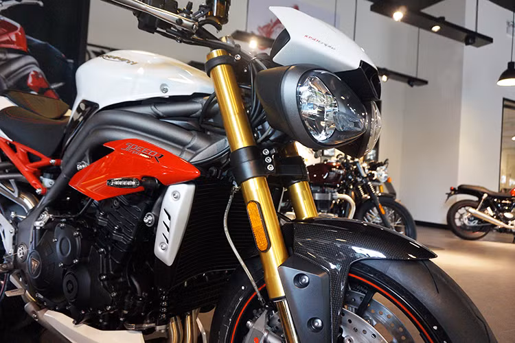 Tay lái của Speed Triple có ghi-đông cao và rộng theo đúng phong cách streetfighter, với cặp gương hậu gắn gù hai bên gọn gàng. Cùm công tắc trái gồm các nút chức năng, trong khi bên phải là công tắc đề và nút đèn cứu hộ. Cùm phanh của xe cũng là loại "hàng hiệu" của hãng Brembo.