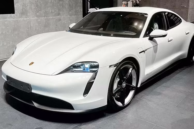 Xe còn thể hiện khả năng sạc vượt trội của mình khi được trang bị hệ thống điện áp 800V. Nhờ đó, mẫu xe này chỉ cần 5 phút sạc là có thể di chuyển được quãng đường 100 km,một con số cực kỳ ấn tượng lúc mới ra mắt. Thời gian sạc pin từ 5% tới 80% của Porsche Taycan cũng chỉ dừng ở mức 22,5 phút.