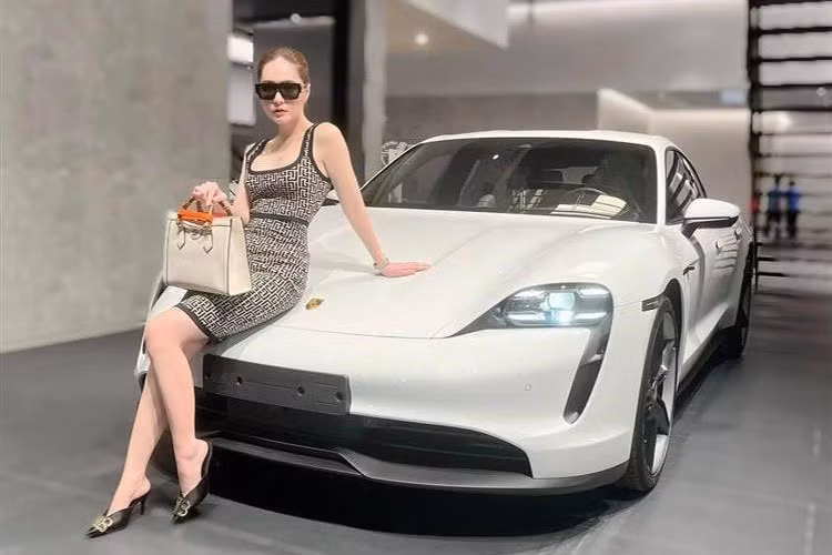 Mới đây nhất,vợ chồng Đoàn Di Băng rao bán Porsche Taycan. Chiếc xe này mua vào cuối năm 2021, với mức giá được tiết lộ gần 8 tỷ đồng, đã bao gồm luôn chi phí lăn bánh. Khá thú vị là chiếc xe Porsche Taycan này trong giao diện mới, đã được sơn lại và độ một số chi tiết. Mức giá thách cưới của chiếc xe Porsche Taycan này hơn 4 tỷ đồng.