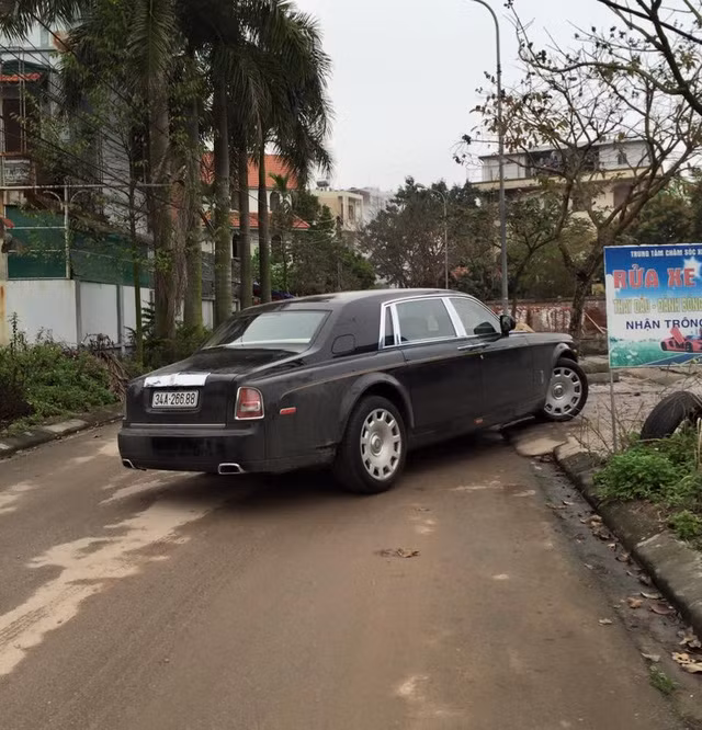 Bên cạnh đó, đường coachline là nét đặc trưng trên những mẫu Phantom chính hãng. Một nét mới không thể không nhắc tới trên Phantom Series II là hệ thống đèn pha, đèn chiếu sáng ban ngày đều sử dụng công nghệ LED sang trọng.