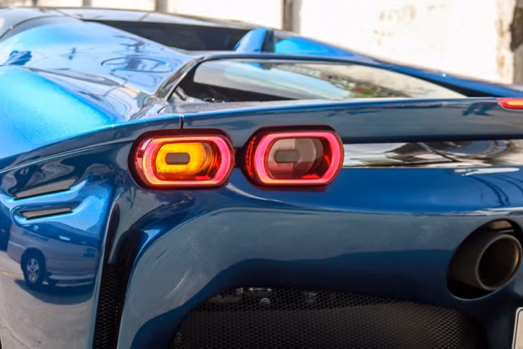 Về ngoại hình, Ferrari SF90 Spider vẫn giữ lại kiểu dáng quen thuộc của biến thể mui cứng ở phần đầu xe tuy nhiên được đã thay đổi đôi chút để đảm bảo tính khí động học.