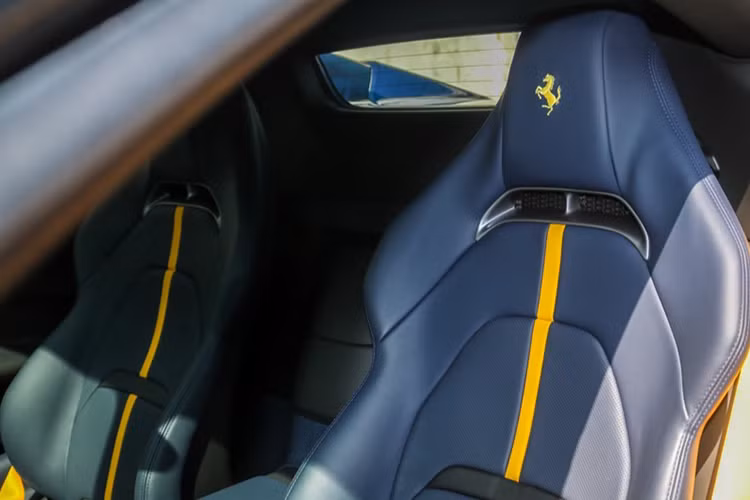 Bên trong nội thất siêu xe Ferrari SF90 Spider tiếp tục mang tới sự đơn giản nhưng đậm nét quyến rũ nhờ thiết kế đầy tinh tế. Mọi chi tiết thừa, các núm bấm vậy lý thô cứng dường như đã bị loại bỏ khỏi siêu phẩm này để nhường chỗ cho các hệ thống giải trí, thông tin hiện đại.