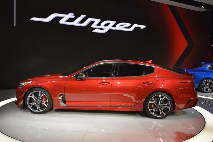 Tuy nhiên, bây giờ giá bán Kia Stinger với hai phiên bản đã đạt mức tương ứng là 284.888 RM và 383.888 RM (khoảng 1,6 và 2,16 tỷ đồng), tăng lần lượt 25.000 RM và 74.000 RM (khoảng141 và 417 triệu đồng). Cả hai mức giá này đều chưa bao gồm bảo hiểm nhưng đã gồm bảo hành 5 năm hoặc không giới hạn km đường đi.